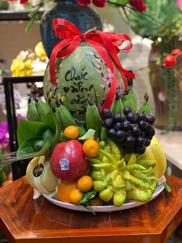 Hình ảnh mâm ngũ quả đẹp nhất có một đĩa trái cây trên bàn hoa trong nền