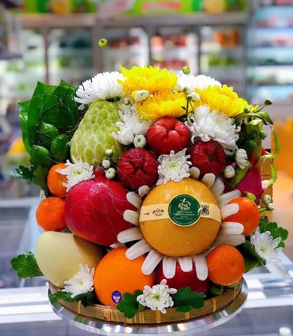 Mâm ngũ quả trung thu có một giỏ trái cây và hoa được trưng bày trong cửa hàng