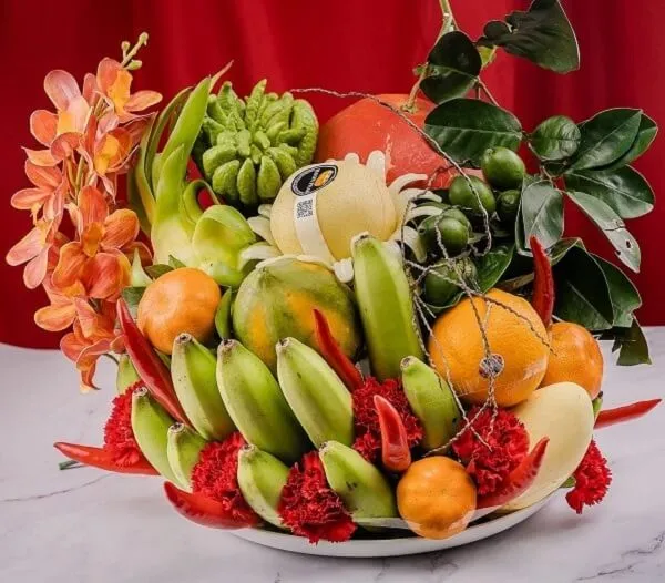Mâm ngũ quả trung thu đơn giản mà đẹp có một bát trái cây đang ngồi trên bàn