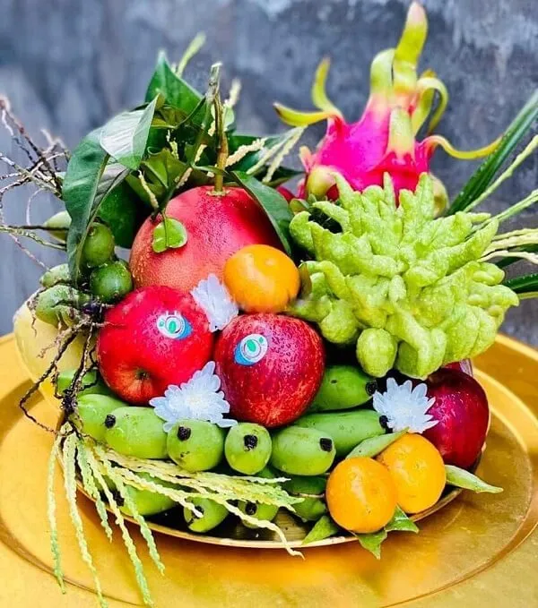 Mâm ngũ quả trung thu đơn giản mà đẹp có một đĩa màu vàng chứa đầy trái cây và rau