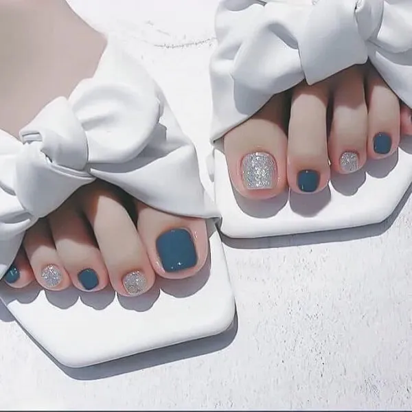 Mẫu nail chân có hai đôi dép trắng cung tên