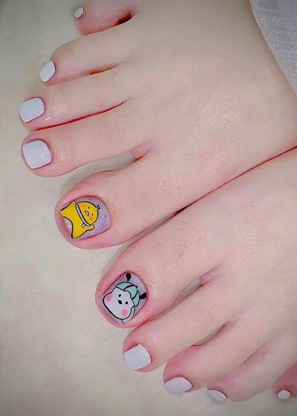 Mẫu nail chân cute bàn của một người phụ nữ với cặp móng được trang trí các nhân vật hoạt hình