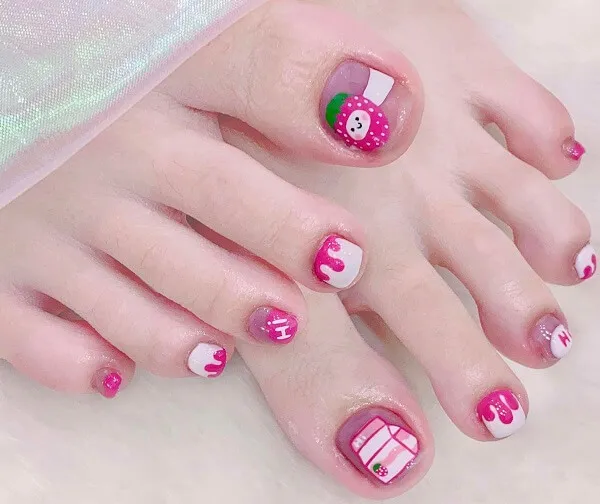 Mẫu nail chân cute đây là hình ảnh của một đôi với thiết kế màu hồng và trắng trên chúng
