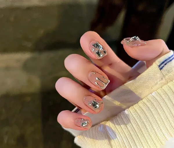 Mẫu nail chân đẹp ai đó đang cầm điện thoại di động với thiết kế móng tay được cắt tỉa cẩn thận trên