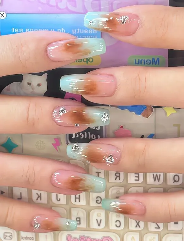 Mẫu nail đẹp đơn giản có một bàn tay của người với số nghệ thuật móng trên đó