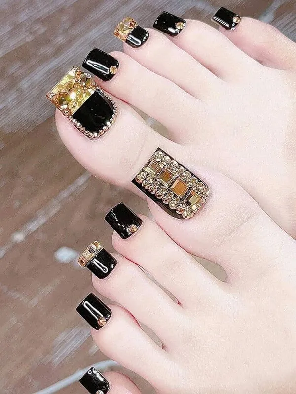 Nail chân đẹp có một bức ảnh về của người phụ nữ với móng đen và vàng