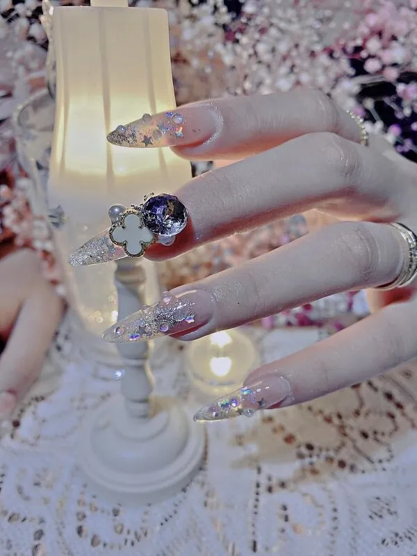 Cưới nail cô dâu màu trắng có một bàn tay của người với chiếc nhẫn trên đó