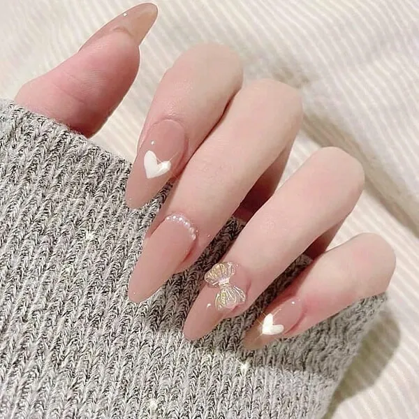 Cưới nail cô dâu màu trắng hình ảnh bàn tay của một người phụ nữ với móng và vàng
