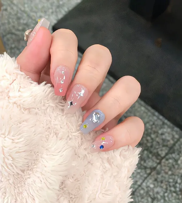 Mẫu nail đẹp có một người móng tay màu hồng cầm con gấu bông trắng