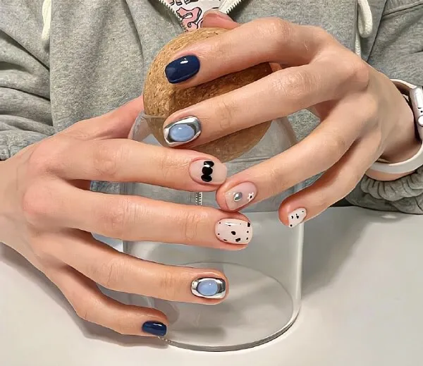 Mẫu nail đẹp có một người phụ nữ đang cầm chiếc bánh rán trong tay