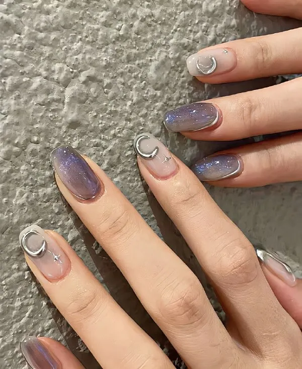 Mẫu nail đẹp đây là một cận của bàn tay người với móng màu tím và trắng