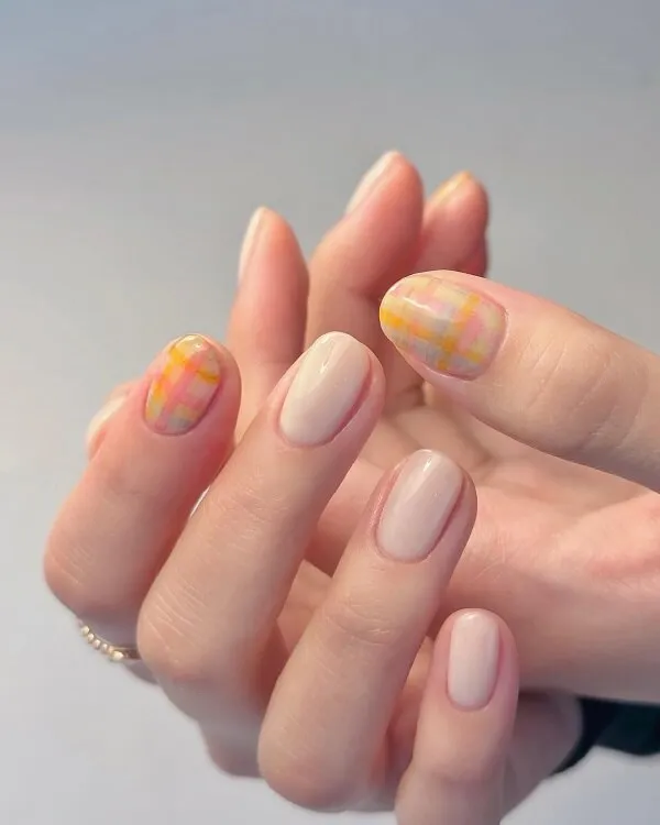 Mẫu nail đẹp đơn giản ai đó đang cầm một cặp móng tay màu hồng và vàng trong