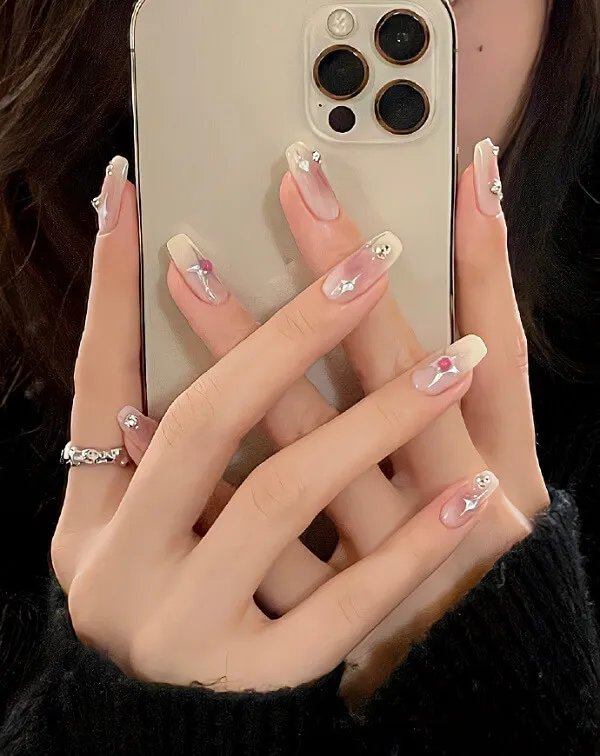 Mẫu nail đẹp đơn giản có một người phụ nữ cầm điện thoại di động lên mặt