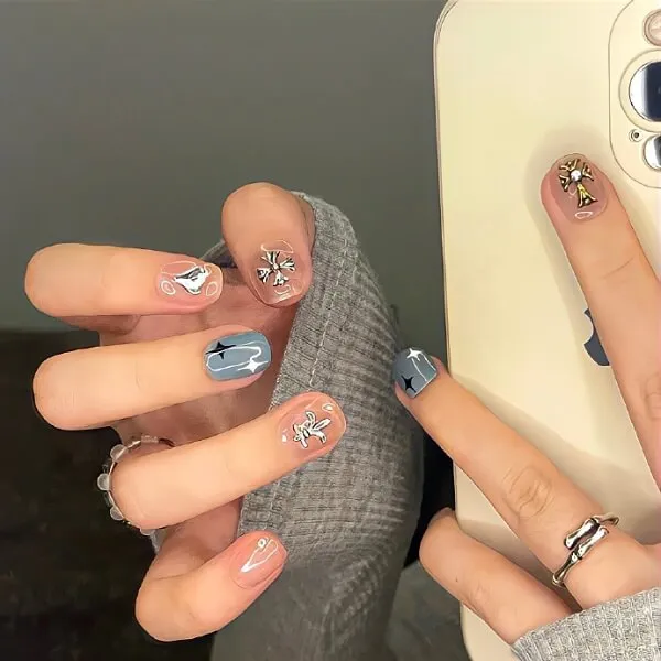 Mẫu nail đẹp đơn giản có một người phụ nữ đang cầm điện thoại di động lên móng tay