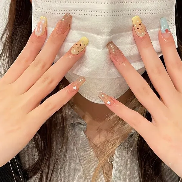 Mẫu nail đẹp đơn giản có một người phụ nữ đeo mặt nạ che bằng tay