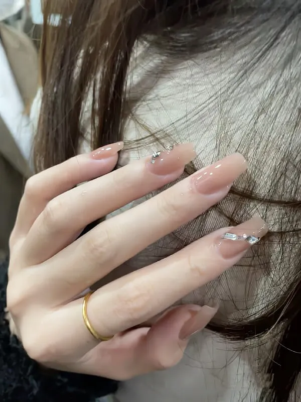 Mẫu nail đẹp có một bàn tay của người phụ nữ với chiếc nhẫn trên ngón cô ấy