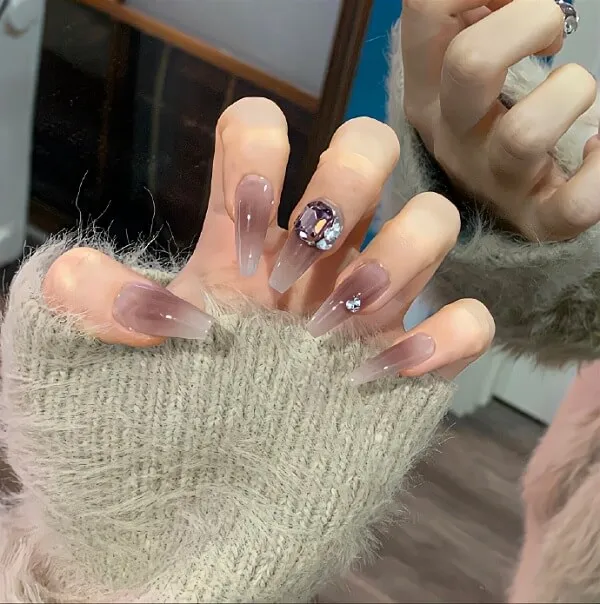 Mẫu nail đẹp đây là hình ảnh bàn tay của một người phụ nữ với móng màu hồng