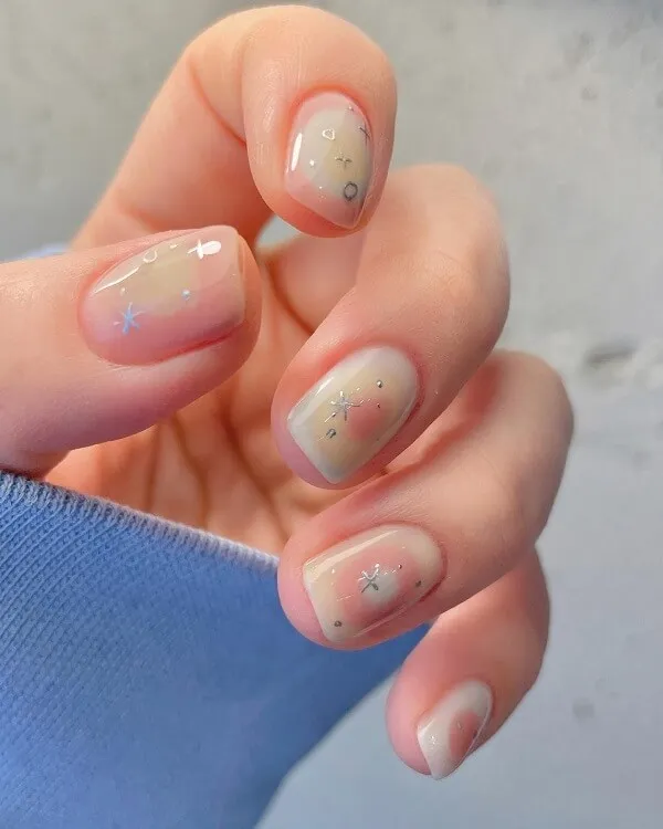 Mẫu nail đơn giản có một bàn tay của người với móng được cắt tỉa cẩn thận