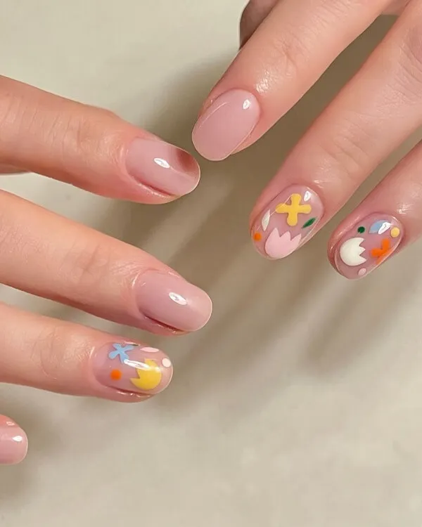 Mẫu nail đơn giản có một bàn tay của người với móng màu hồng