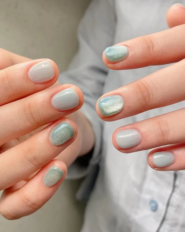 Mẫu nail đơn giản có một bàn tay của người với móng