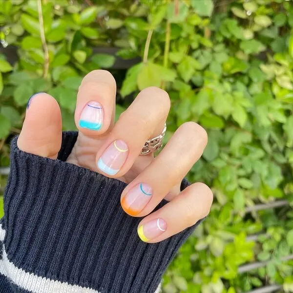 Mẫu nail đơn giản có một người móng tay đầy màu sắc trên