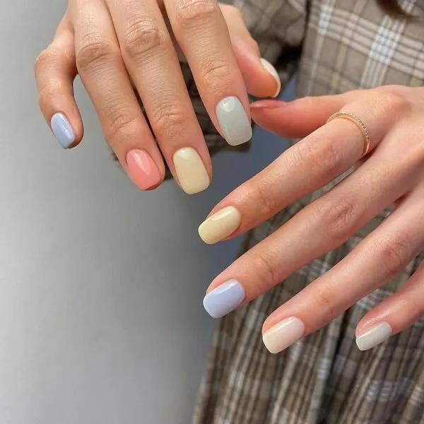 Mẫu nail đơn giản đây là cận cảnh tay của một người với móng được cắt tỉa cẩn thận