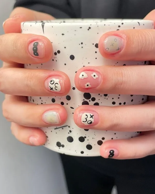 Mẫu nail đơn giản nhẹ nhàng có một người phụ nữ cầm tách cà phê với các thiết kế đen trắng trên đó