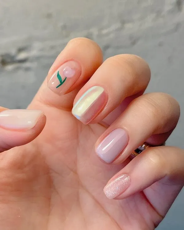 Mẫu nail đơn giản sang trọng đây là hình ảnh bàn tay của một người phụ nữ với móng màu hồng và trắng