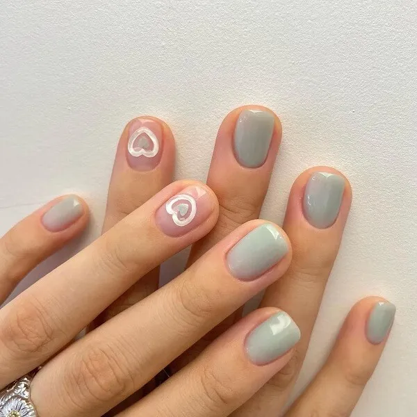 Mẫu nail đơn giản ai đó có một chiếc nhẫn trên ngón tay của họ đang khoe móng được cắt tỉa cẩn thận