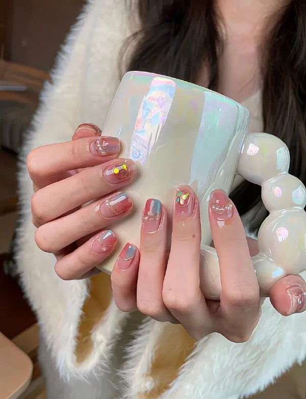 Mẫu nail đẹp có một người phụ nữ đang cầm tách cà phê