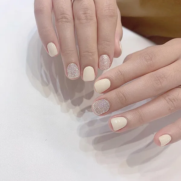 Mẫu nail trắng có một bàn tay của người với móng màu