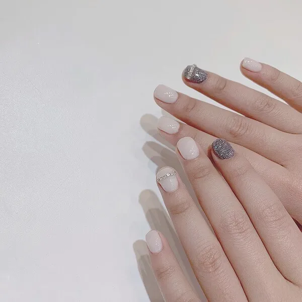 Mẫu nail trắng đây là một cận của người với móng tay được cắt tỉa cẩn thận
