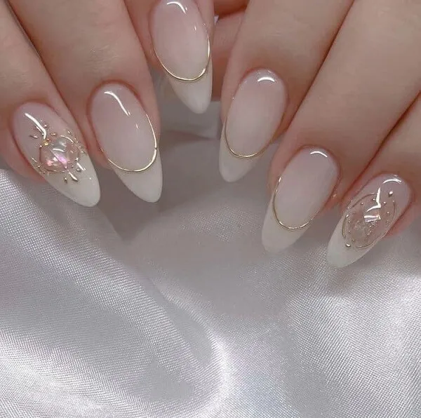Mẫu nail tráng gương có một cái đinh cận cảnh của người phụ nữ với các thiết kế màu trắng và vàng trên đó