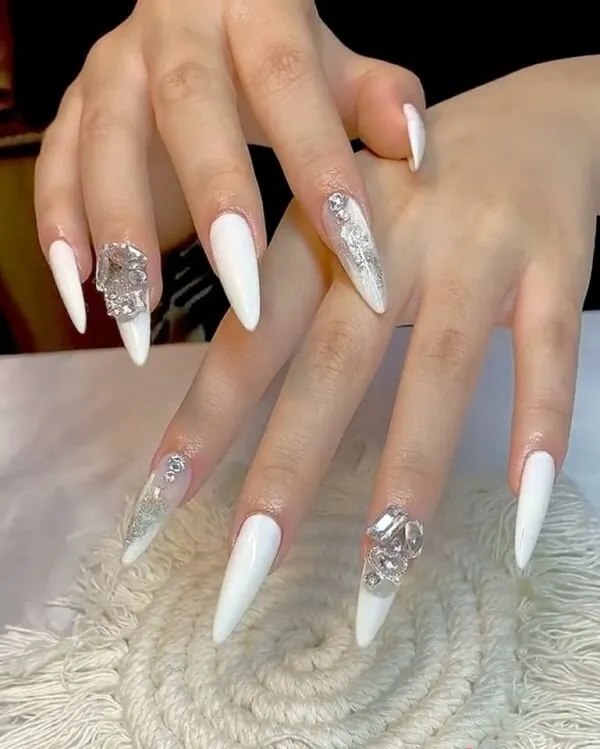 Mẫu nail trắng có một bàn tay của người với móng