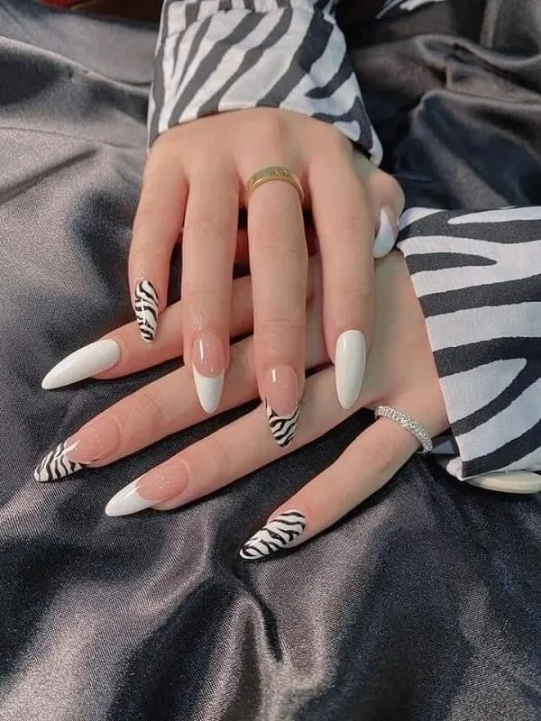 Nail chân màu trắng sữa có một người phụ nữ sơn móng tay và đen trên
