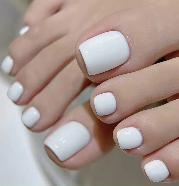 Nail màu trắng gạo cặp bàn chân với móng tay và sơn