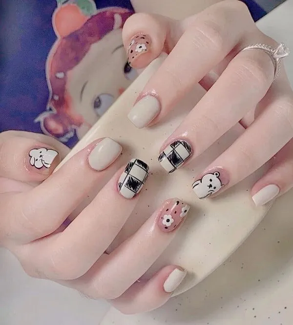 Mẫu nail vẽ cute có một người phụ nữ cầm tách cà phê với số nghệ thuật làm móng trên đó