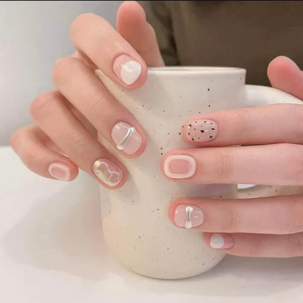 Mẫu nail vẽ cute có một người phụ nữ đang cầm tách cà phê