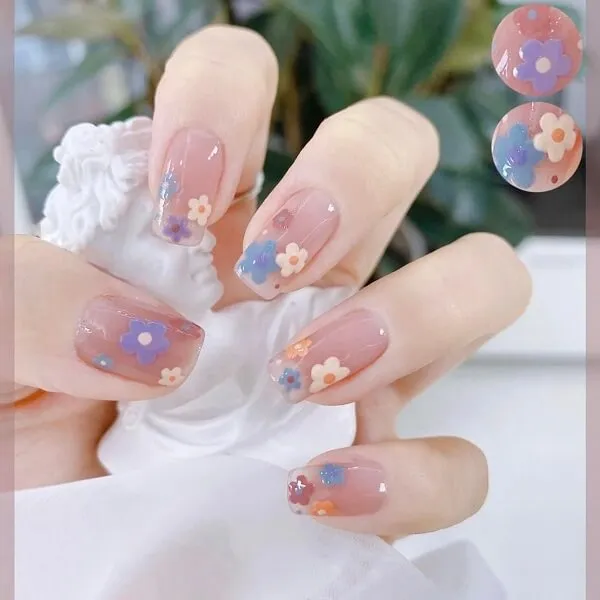 Mẫu nail cute đây là hình ảnh của một người phụ nữ đóng đinh với những bông hoa trên đó