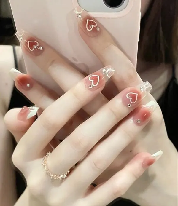Mẫu nail vẽ cute có một người phụ nữ chụp ảnh móng tay của cô ấy bằng điện thoại