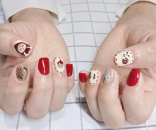 Nail cute có hai bàn tay với móng màu đỏ và trắng trên chúng