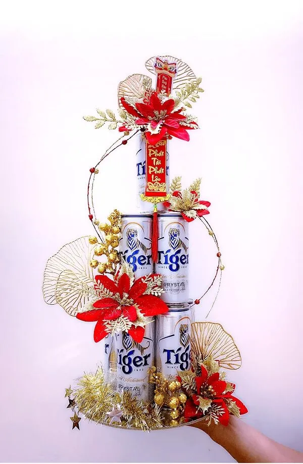 Có một cây thông noel được làm từ hai lon bia