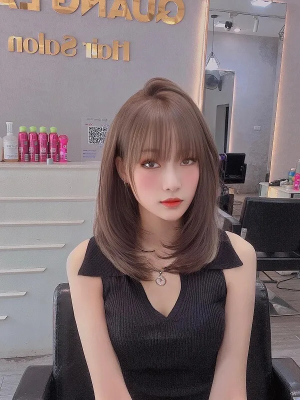 Mẫu tóc bob có một người phụ nữ đang ngồi trên ghế tại tiệm làm