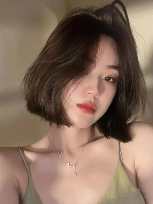Mẫu tóc bob có một người phụ nữ đang tạo dáng cho bức tranh trong gương