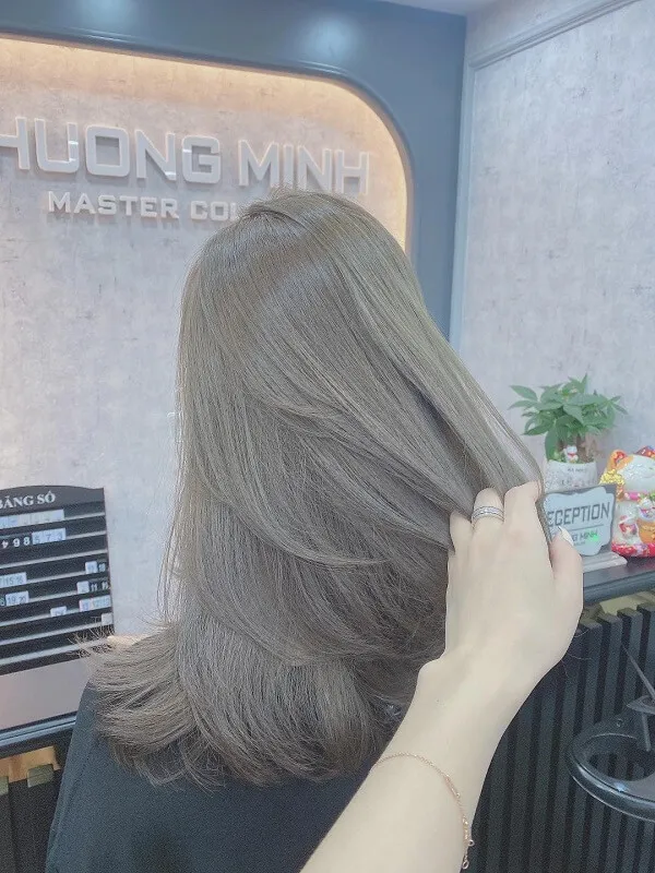Màu tóc đẹp có một người phụ nữ đang làm tại tiệm