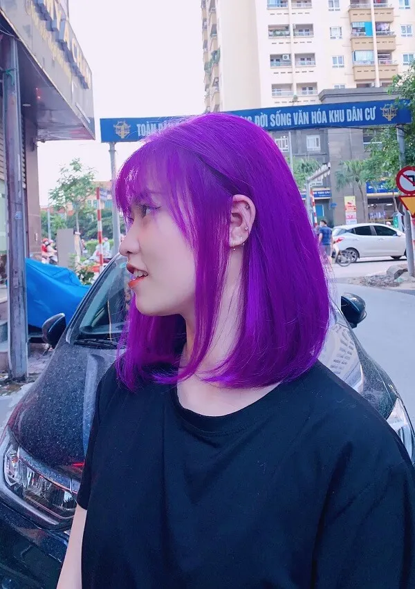 Mẫu tóc đẹp có một người phụ nữ mái màu tím đi xuống phố