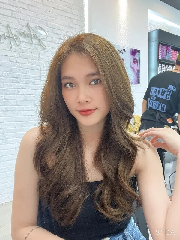 Mẫu tóc đẹp có một người phụ nữ ngồi bàn với thức ăn trước mặt