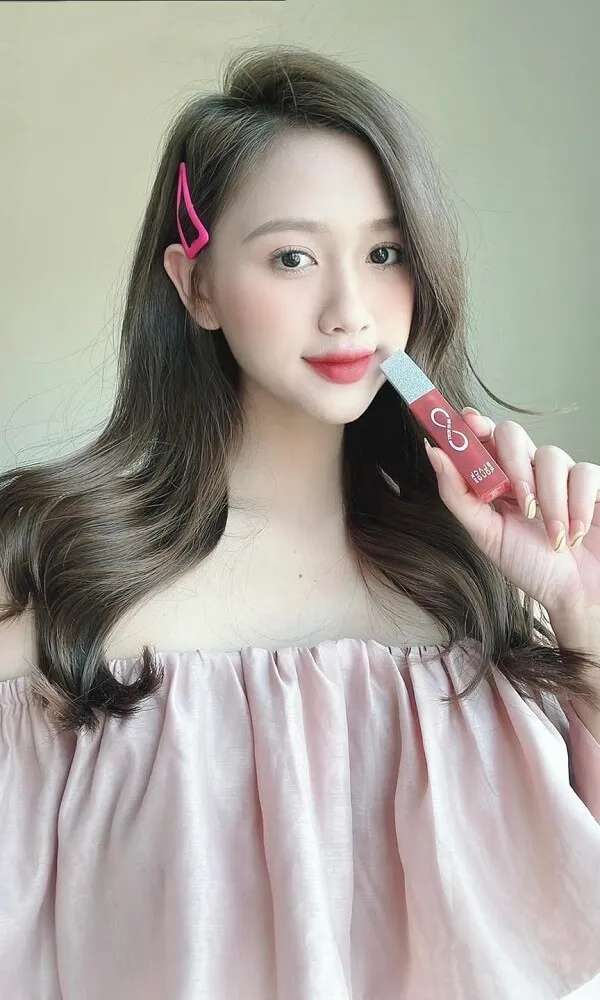 Mẫu tóc ngắn đẹp có một người phụ nữ đang đánh răng bằng bàn chải