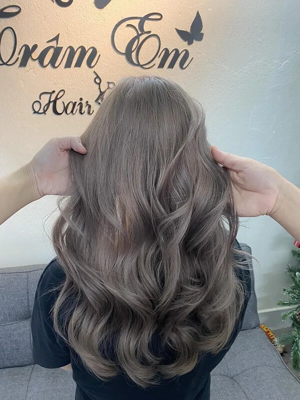 Màu tóc đẹp có một người phụ nữ đang làm tại tiệm