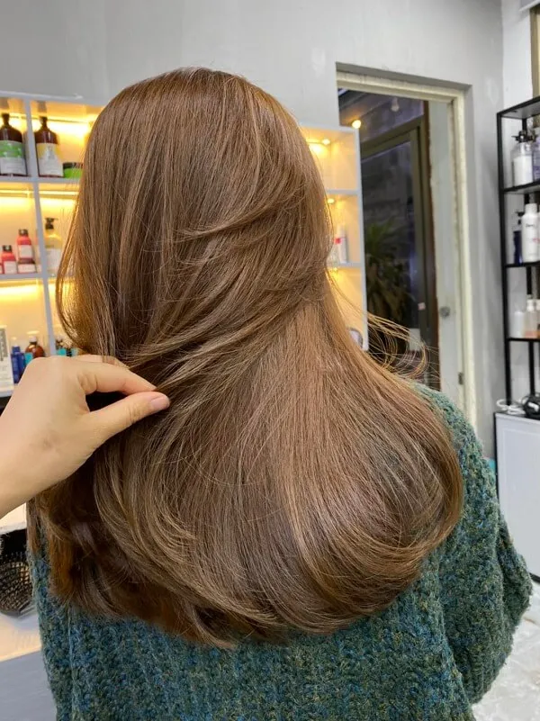 Mẫu tóc nam ngắn đẹp có một người phụ nữ đang làm tại tiệm
